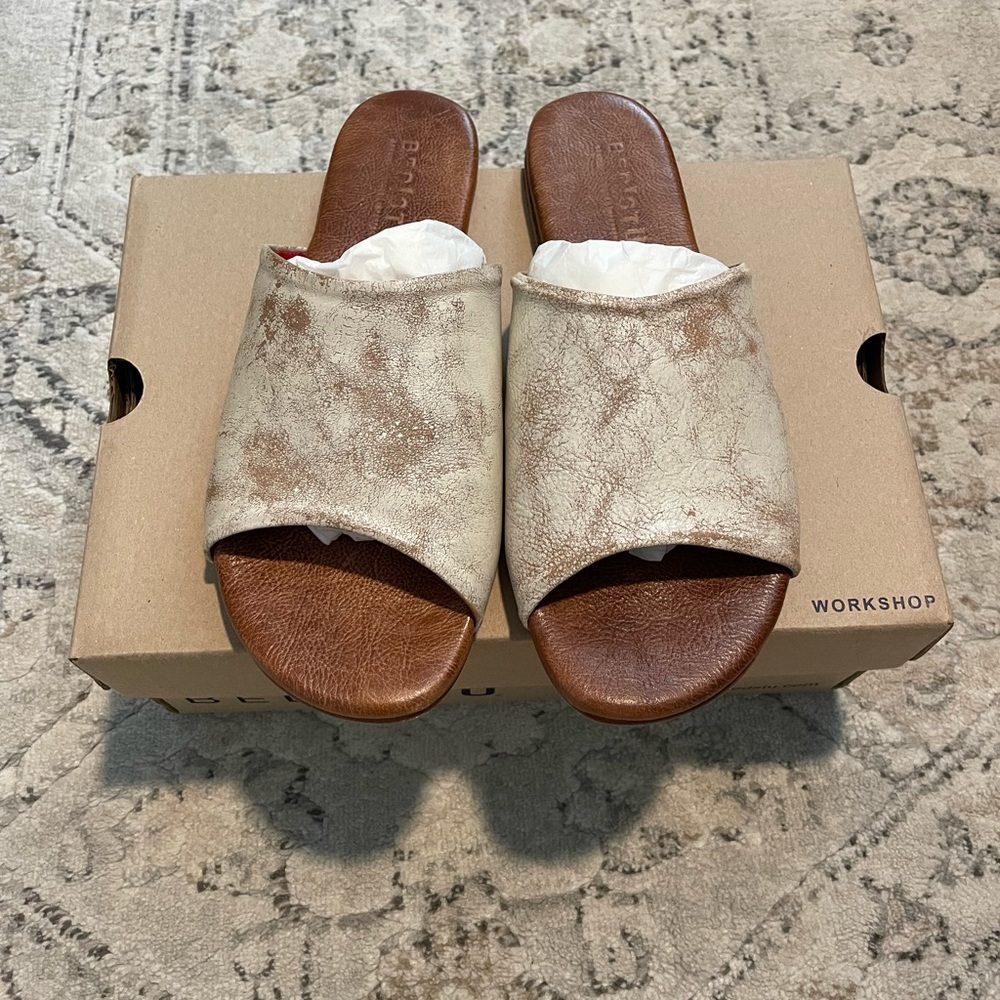 Bed|Stu Gia sandals